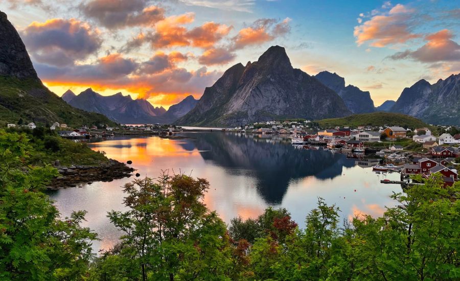Lofoten Nordnorwegen Reine im Abendrot