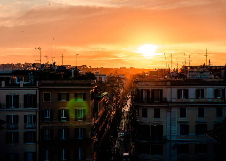 Atemberaubender Sonnenuntergang über den Dächern Roms