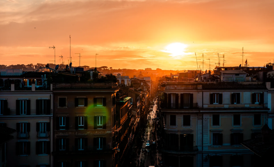 Atemberaubender Sonnenuntergang über den Dächern Roms