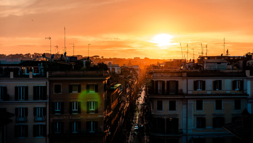 Atemberaubender Sonnenuntergang über den Dächern Roms