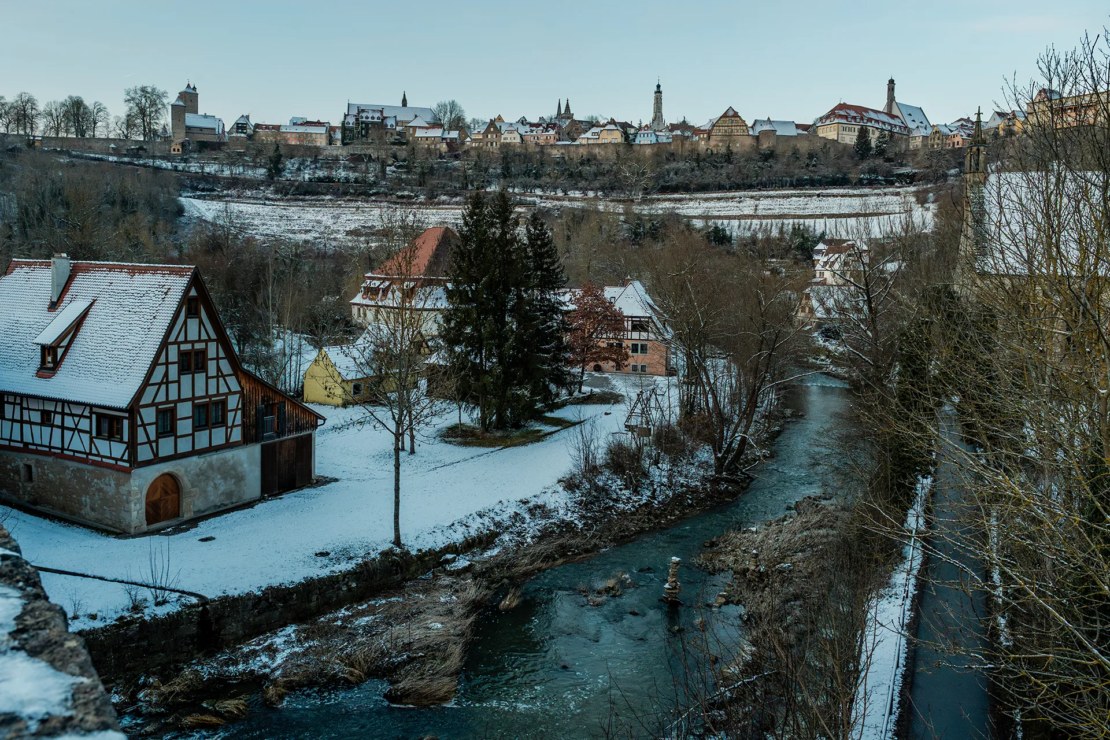 Blick von der Doppelbrücke auf Rothenburg