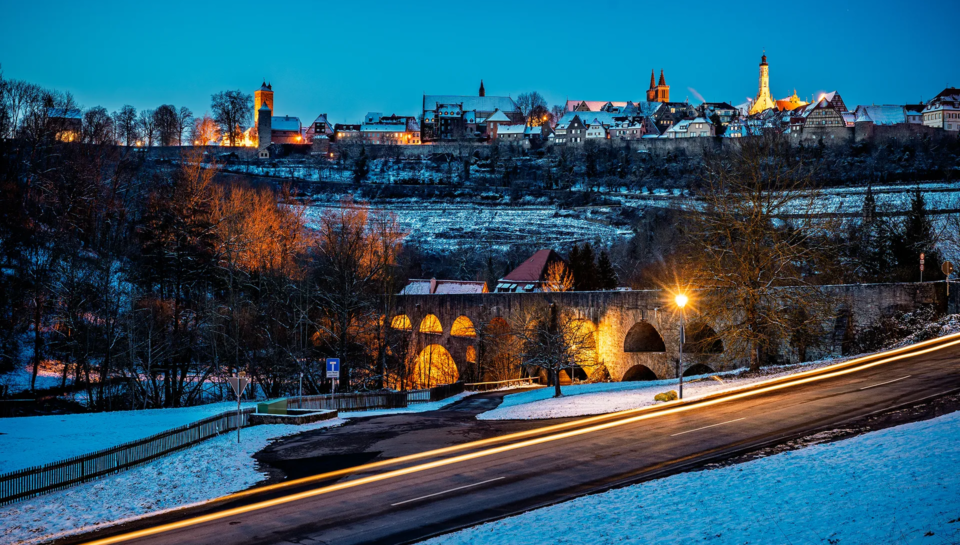 Die Doppelbrücke im Taubertal und Blick auf das mittelalterliche Rothenburg