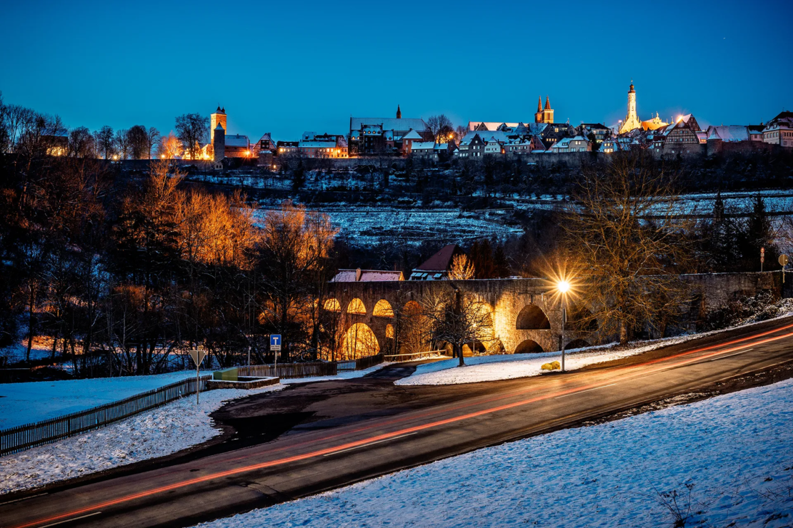 Die Doppelbrücke im Taubertal und Blick auf das mittelalterliche Rothenburg