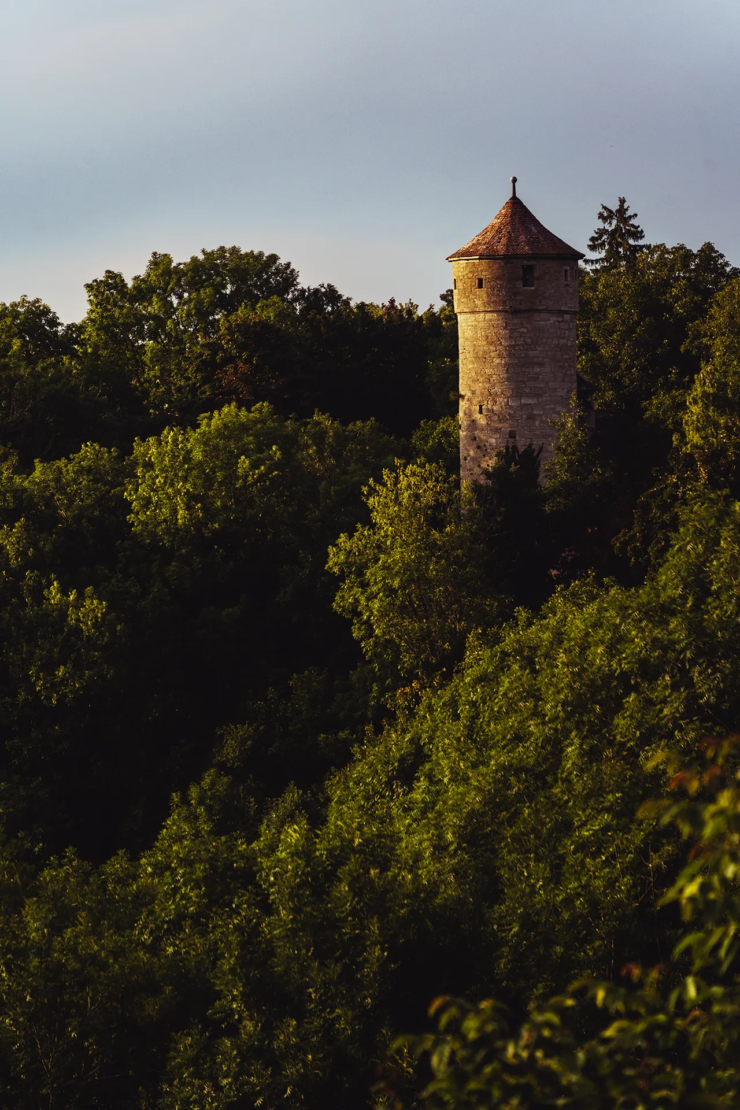 Ein historischer Turm wacht über das Taubertal