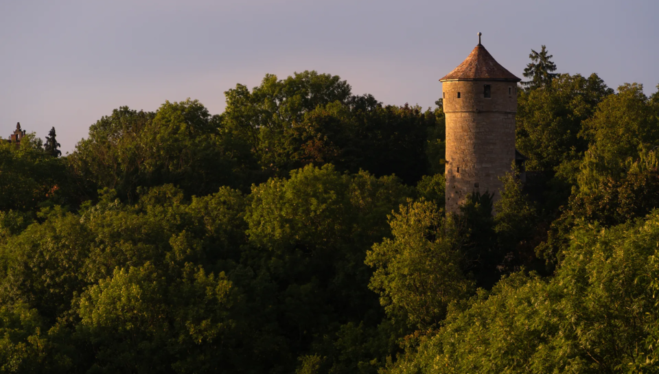 Zwischen Türmen, Gassen und dem weichen Licht des Abends Zwischen Türmen, Gassen und dem weichen Licht des Abends