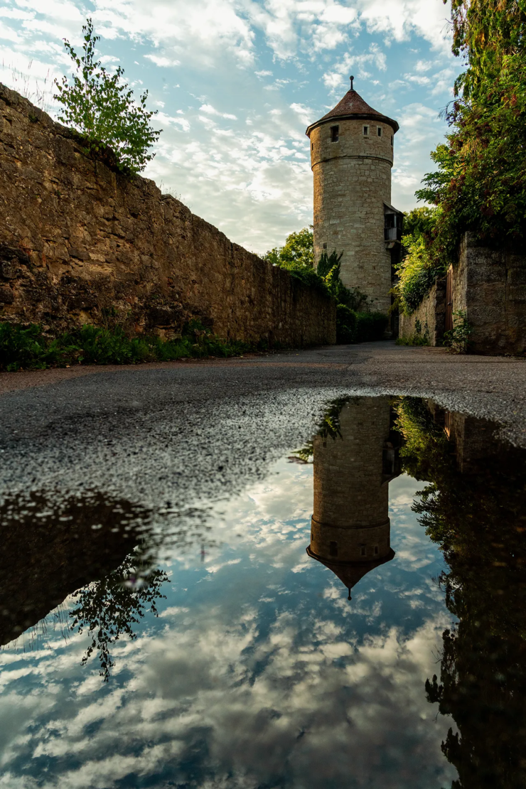 Historischer Turm im Spiegel