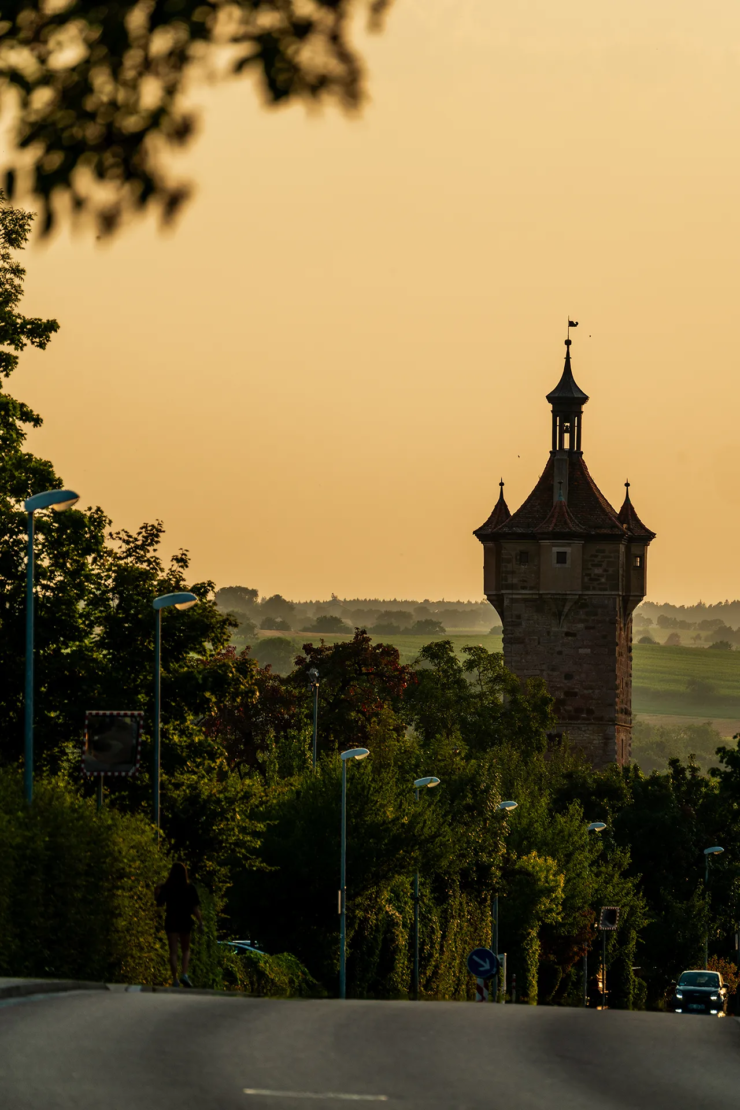 Ein Turm erhebt sich gegen das Ausblenden des Tages